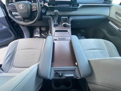 2023 Toyota Sienna LE 8 Passenger