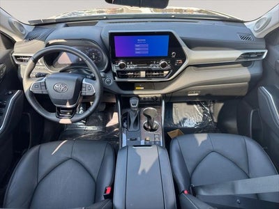 2023 Toyota Highlander Hybrid Platinum