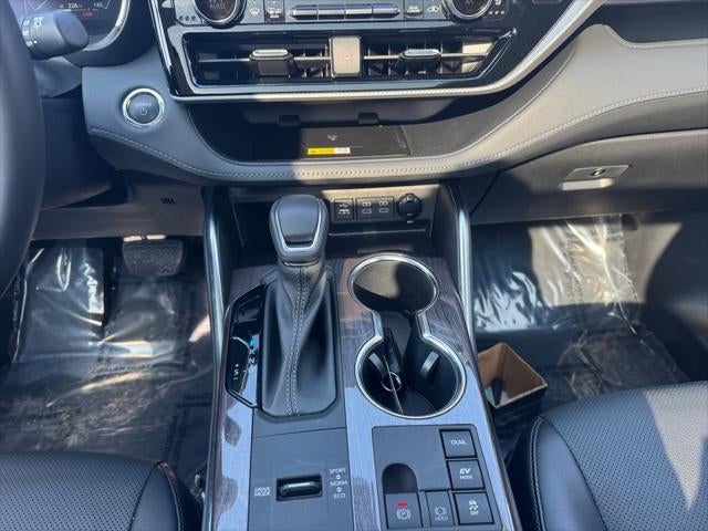 2023 Toyota Highlander Hybrid Platinum