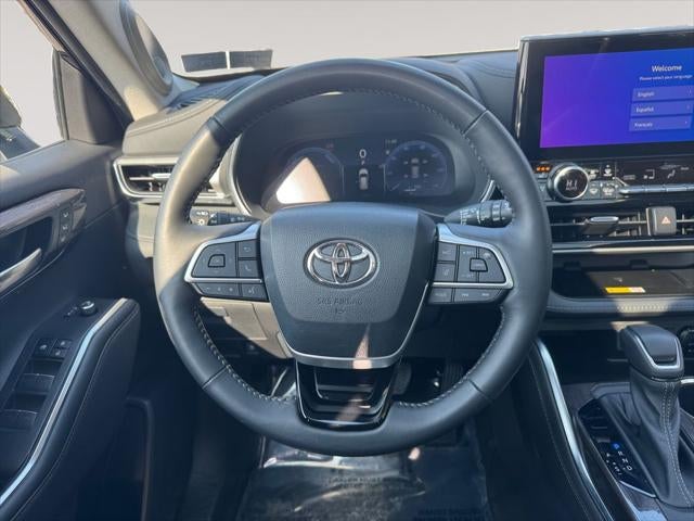 2023 Toyota Highlander Hybrid Platinum