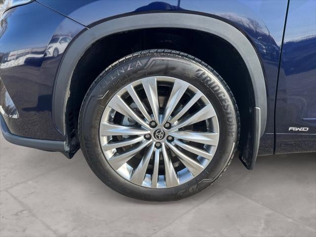 2023 Toyota Highlander Hybrid Platinum