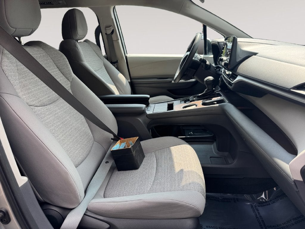 2022 Toyota Sienna LE 8 Passenger